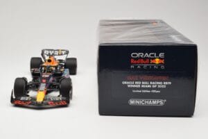 Oracle Red Bull Racing RB19 #1 M. Verstappen Winner Miami GP 2023 Minichamps 1:18 110230501 Metall — Bild 6 von 6