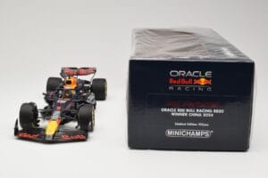 Red Bull Racing RB20 #1 M. Verstappen Winner China GP 2024 Minichamps 1:18 110240501 Metall — Bild 6 von 6