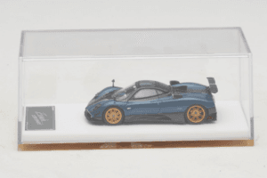 Pagani Zonda Tricolore Exposed Carbon Blau Henson & Heaven 1:64 PZTECB01 Metall — Bild 6 von 7