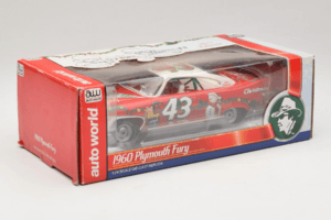 Plymouth Fury #43 R. Petty NASCAR 1960 Auto World 1:24 AW24003/06 Metall — Bild 2 von 3