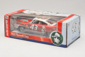 Plymouth Fury #43 R. Petty NASCAR 1960 Auto World 1:24 AW24003/06 Metall — Bild 3 von 3