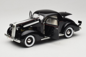 Pontiac Deluxe Schwarz Signature Models 1:18 18106 Metall — Bild 2 von 8