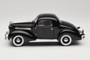 Pontiac Deluxe Schwarz Signature Models 1:18 18106 Metall — Bild 4 von 8