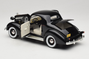 Pontiac Deluxe Schwarz Signature Models 1:18 18106 Metall — Bild 5 von 8