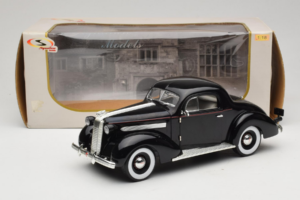 Pontiac Deluxe Schwarz Signature Models 1:18 18106 Metall — Bild 8 von 8