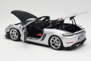Porsche 718 Spyder RS Weissach Pack GT-Silver Metallic Norev 1:18 187270 Metall — Bild 5 von 8
