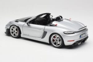 Porsche 718 Spyder RS Weissach Pack GT-Silver Metallic Norev 1:18 187270 Metall — Bild 7 von 8