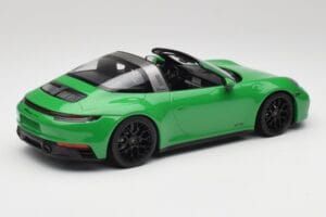 Porsche 911 991.2 Targa 4 GTS British Racing Grün Minichamps 1:18 155061065 Metall — Bild 2 von 6