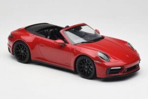 Porsche 911 992 Carrera 4 GTS Cabriolet Rot Minichamps 1:18 155063032 Metall — Bild 4 von 6