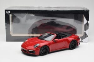 Porsche 911 992 Carrera 4 GTS Cabriolet Rot Minichamps 1:18 155063032 Metall — Bild 6 von 6