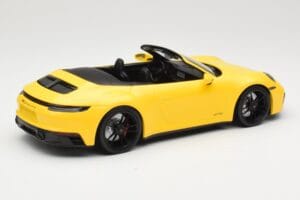 Porsche 911 992 Carrera 4 GTS Cabriolet Gelb Minichamps 1:18 155063030 Metall — Bild 2 von 6
