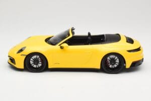 Porsche 911 992 Carrera 4 GTS Cabriolet Gelb Minichamps 1:18 155063030 Metall — Bild 3 von 6