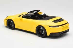 Porsche 911 992 Carrera 4 GTS Cabriolet Gelb Minichamps 1:18 155063030 Metall — Bild 5 von 6