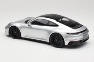 Porsche 911 992 Carrera 4 GTS Silber Minichamps 1:18 155063104 Metall — Bild 5 von 6