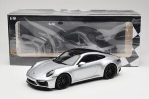 Porsche 911 992 Carrera 4 GTS Silber Minichamps 1:18 155063104 Metall — Bild 6 von 6
