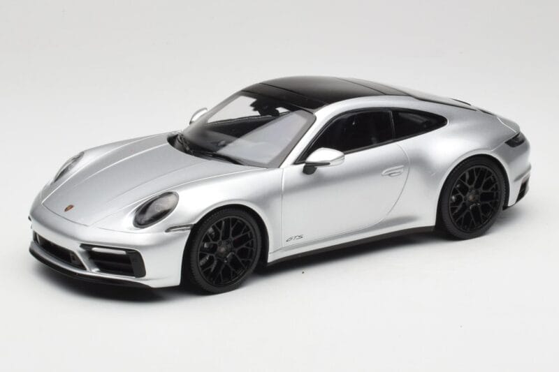 Porsche 911 992 Carrera 4 GTS Silber Minichamps 1:18 155063104 Metall