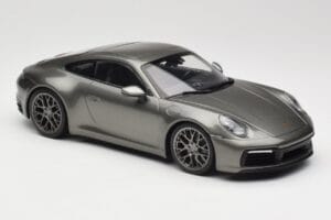 Porsche 911 992 Carrera 4S Aventurine Green Metallic Minichamps 1:18 155067328 Metall — Bild 2 von 6