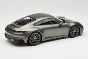 Porsche 911 992 Carrera 4S Aventurine Green Metallic Minichamps 1:18 155067328 Metall — Bild 3 von 6