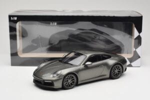 Porsche 911 992 Carrera 4S Aventurine Green Metallic Minichamps 1:18 155067328 Metall — Bild 6 von 6