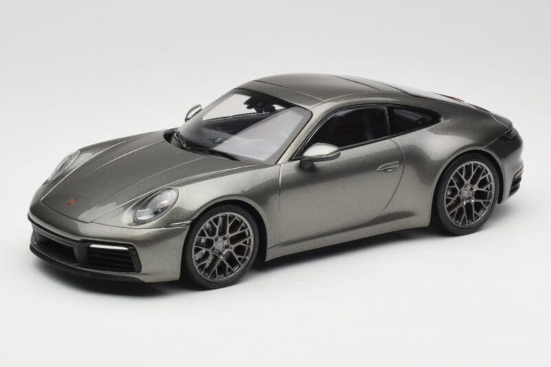 Porsche 911 992 Carrera 4S Aventurine Green Metallic Minichamps 1:18 155067328 Metall