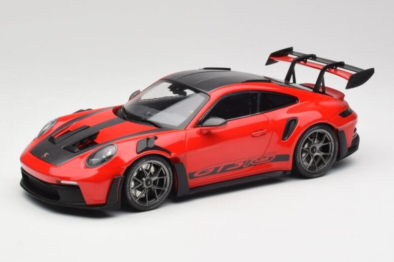Porsche 911 992 GT3 RS Guards Rot & Silberne Räder Weissach Package Minichamps 1:18 153062246 Metall