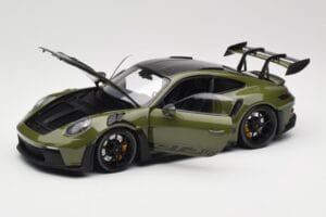 Porsche 911 992 GT3 RS Nato Olive & Black Wheels Minichamps 1:18 110062027 Metall — Bild 2 von 8