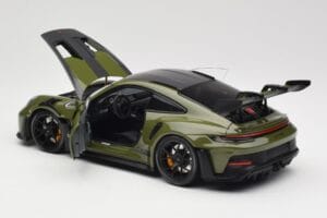 Porsche 911 992 GT3 RS Nato Olive & Black Wheels Minichamps 1:18 110062027 Metall — Bild 5 von 8