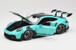 Porsche 911 992 GT3 RS Python Green & Dark Silver Wheels Minichamps 1:18 110062026 Metall — Bild 2 von 8