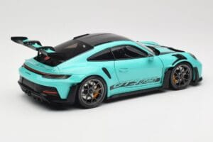 Porsche 911 992 GT3 RS Python Green & Dark Silver Wheels Minichamps 1:18 110062026 Metall — Bild 3 von 8