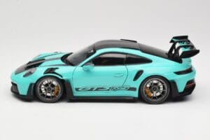 Porsche 911 992 GT3 RS Python Green & Dark Silver Wheels Minichamps 1:18 110062026 Metall — Bild 4 von 8
