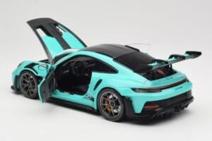 Porsche 911 992 GT3 RS Python Green & Dark Silver Wheels Minichamps 1:18 110062026 Metall — Bild 5 von 8