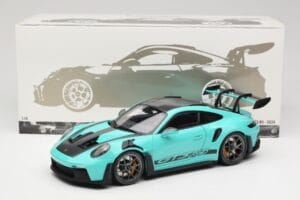 Porsche 911 992 GT3 RS Python Green & Dark Silver Wheels Minichamps 1:18 110062026 Metall — Bild 8 von 8