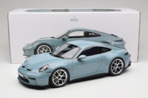Porsche 911 992 S/T Meisenblau Norev 1:12 127550 Metall — Bild 6 von 6