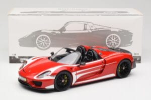 Porsche 918 Spyder Weissach Package Rot & Weiß Streifen Minichamps 1:18 110062442 Metall — Bild 9 von 9