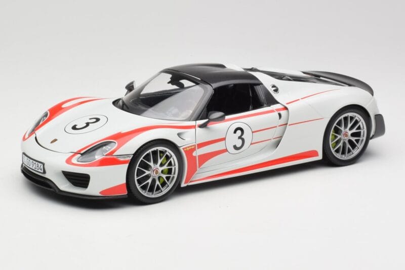Porsche 918 Spyder Weissach Package Salzburg Minichamps 1:18 110062441 Metall