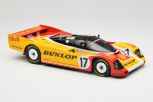 Porsche 962C Group C #17 D. Bell / H-J. Stuck / K. Ludwig 24 Hours of Le Mans 1988 Universal Hobbies 1:18 4704 Metall — Bild 6 von 8