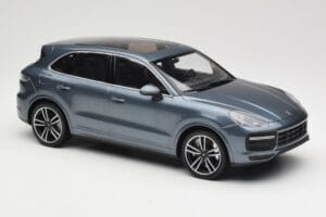 Porsche Cayenne 958 Turbo S Blue Metallic Minichamps 1:18 155066071 Metall — Bild 4 von 6