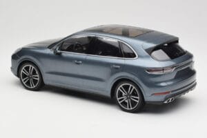 Porsche Cayenne 958 Turbo S Blue Metallic Minichamps 1:18 155066071 Metall — Bild 5 von 6