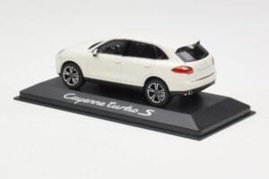 Porsche Cayenne 958 Turbo S Weiß Minichamps 1:43 WAP0200220C Metall — Bild 3 von 4