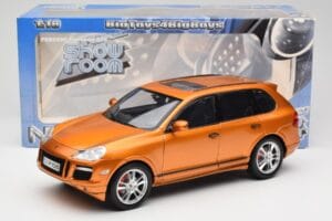 Porsche Cayenne GTS Lava Orange Norev 1:18 187535 Metall — Bild 8 von 8