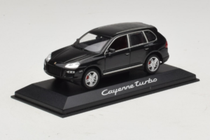 Porsche Cayenne Turbo Dark Green Metallic Minichamps 1:43 WAP02061117 Metall — Bild 2 von 5