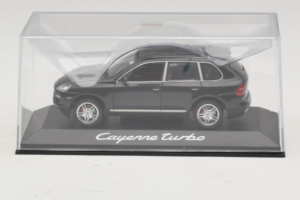 Porsche Cayenne Turbo Dark Green Metallic Minichamps 1:43 WAP02061117 Metall — Bild 4 von 5
