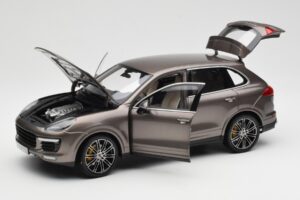 Porsche Cayenne E2 Turbo S Umbra Metallic Minichamps 1:18 WAP0213020F Metall — Bild 2 von 8