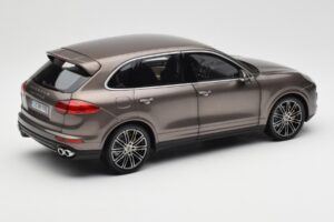 Porsche Cayenne E2 Turbo S Umbra Metallic Minichamps 1:18 WAP0213020F Metall — Bild 3 von 8