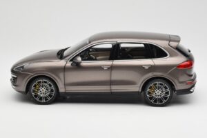 Porsche Cayenne E2 Turbo S Umbra Metallic Minichamps 1:18 WAP0213020F Metall — Bild 4 von 8