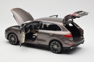 Porsche Cayenne E2 Turbo S Umbra Metallic Minichamps 1:18 WAP0213020F Metall — Bild 5 von 8