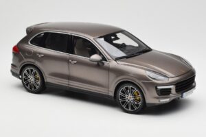 Porsche Cayenne E2 Turbo S Umbra Metallic Minichamps 1:18 WAP0213020F Metall — Bild 6 von 8