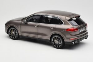Porsche Cayenne E2 Turbo S Umbra Metallic Minichamps 1:18 WAP0213020F Metall — Bild 7 von 8