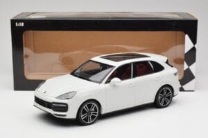 Porsche Cayenne 9YA Turbo Weiß Metallic Minichamps 1:18 155042560 Metall — Bild 8 von 8