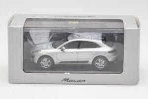 Porsche Macan 95B Silver Grey Metallic Prototyp Minichamps 1:43 WAP0201540E Metall — Bild 4 von 4